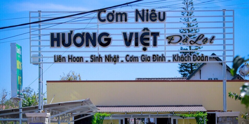 Cơm niêu Hương Việt.