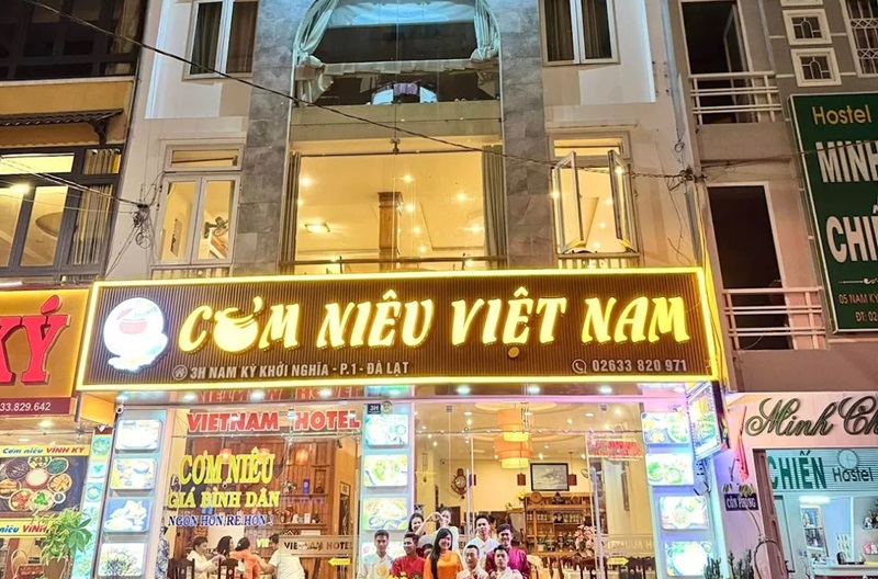 Cơm niêu Việt Nam.