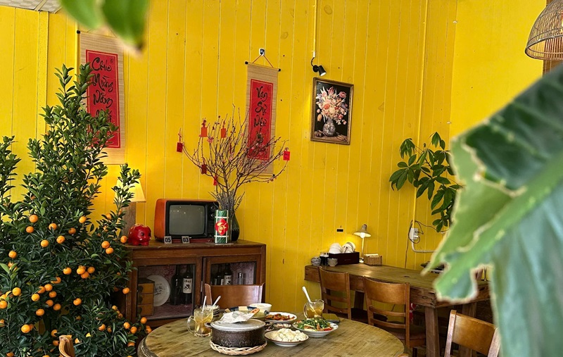 Không gian quán cơm Linh Đà Lạt.