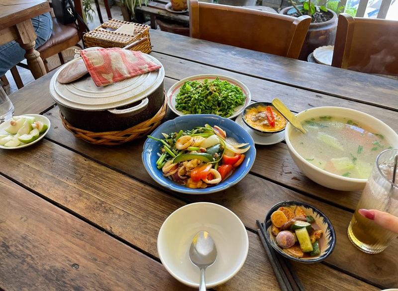 Review quán cơm Linh Đà Lạt.