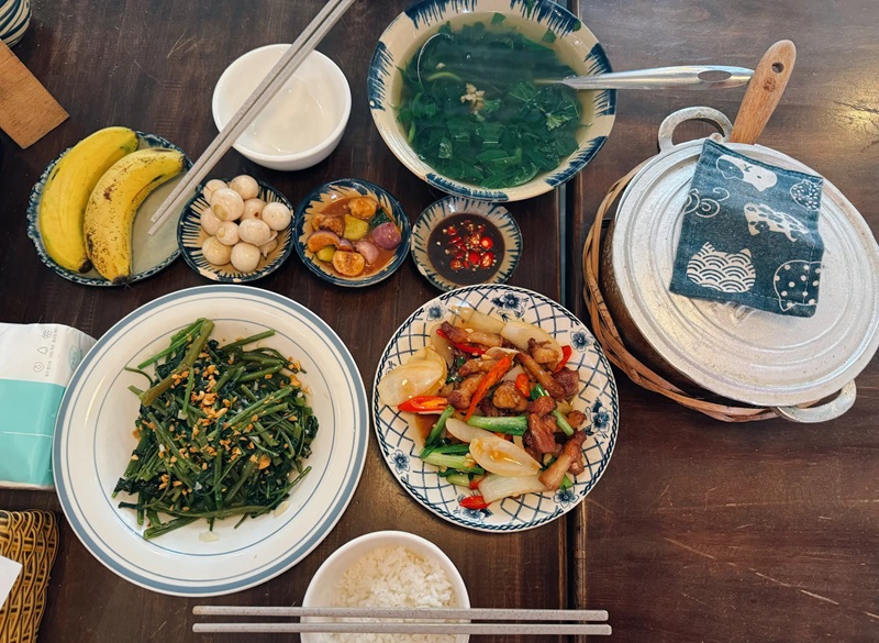 Phục vụ quán cơm Linh Đà Lạt.