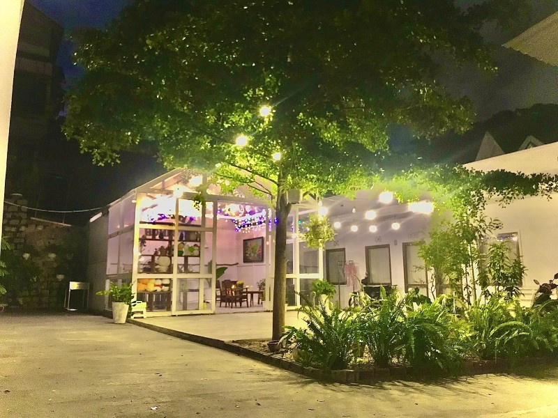 Abahi Homestay Đà Lạt có bếp và sân vườn không?