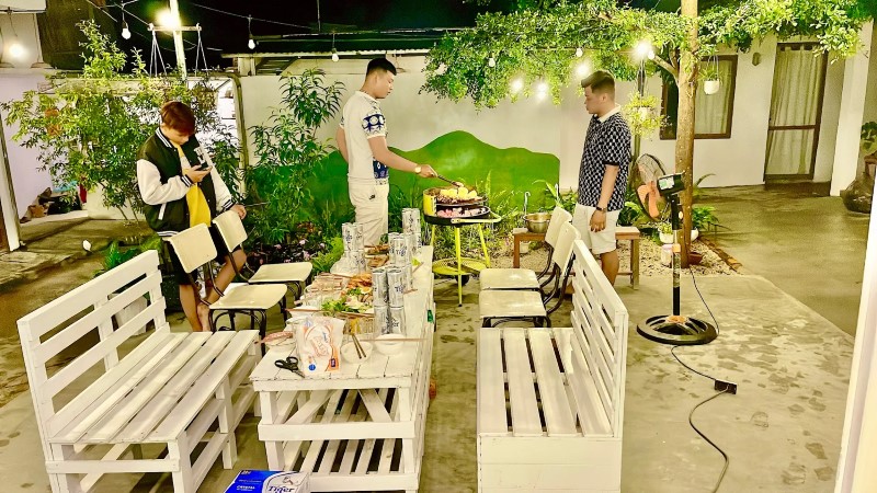 Abahi Homestay Đà Lạt có bếp và sân vườn không?