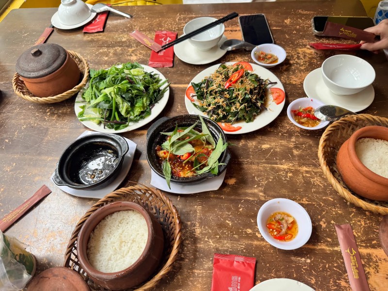 Cơm Niêu Đèn Lồng Đà Lạt: Hương vị cơm niêu và giá cả Cơm Niêu Đèn Lồng