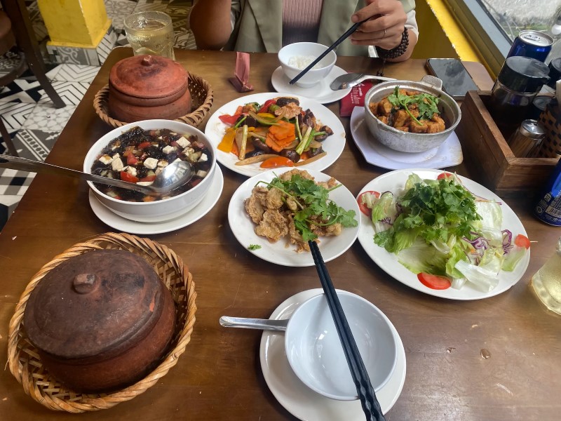 Cơm Niêu Đèn Lồng Đà Lạt: Hương vị cơm niêu và giá cả Cơm Niêu Đèn Lồng