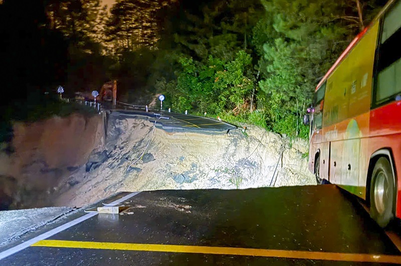 Đêm 19/11 đèo Mimosa sạt lở nghiêm trọng khiến giao thông tạm ngừng đèo Mimosa sạt lở