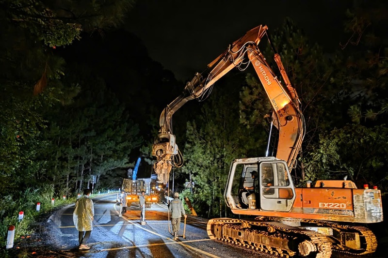 Đêm 19/11 đèo Mimosa sạt lở nghiêm trọng khiến giao thông tạm ngừng deo mimosa sat lo 3