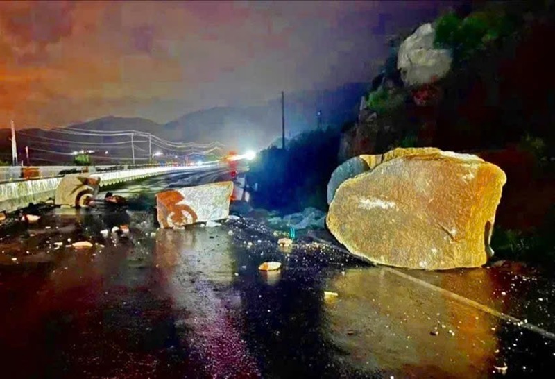 Đêm 19/11 đèo Mimosa sạt lở nghiêm trọng khiến giao thông tạm ngừng deo mimosa sat lo 4