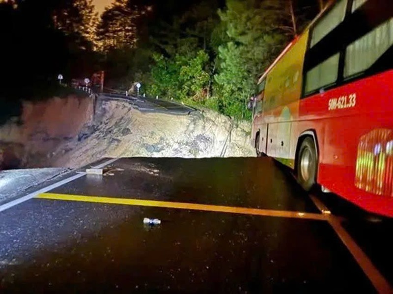 Đêm 19/11 đèo Mimosa sạt lở nghiêm trọng khiến giao thông tạm ngừng deo mimosa sat lo 5