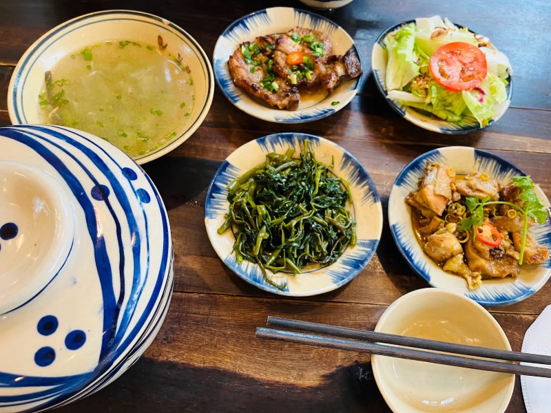 Tiệm Cơm Gánh Đà Lạt: Món ngon – giá cả – không gian chi tiết Tiệm Cơm Gánh