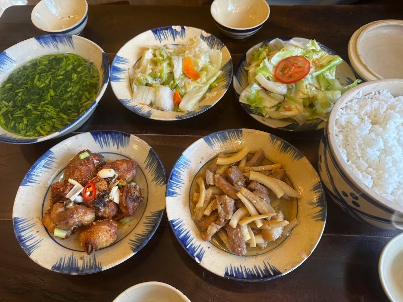 Tiệm Cơm Gánh Đà Lạt: Món ngon – giá cả – không gian chi tiết Tiệm Cơm Gánh