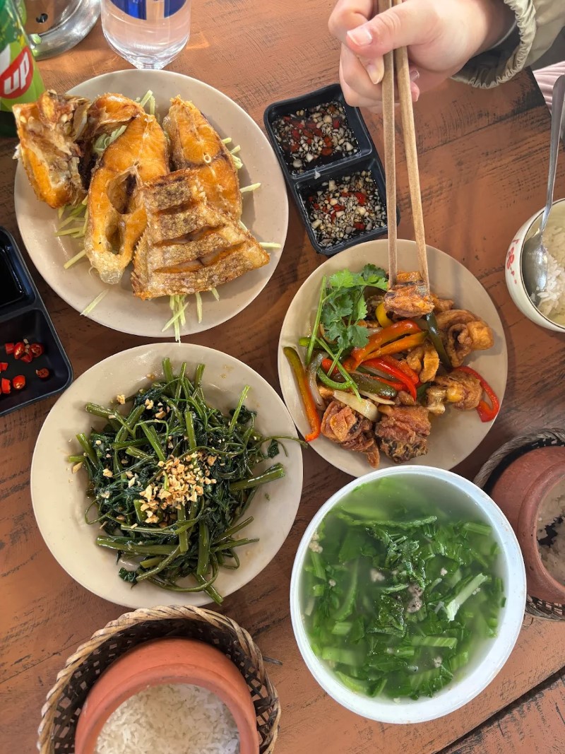 Tiệm Cơm Nhà Lá Đà Lạt với không gian dân dã và món ăn ngon Tiệm Cơm Nhà Lá