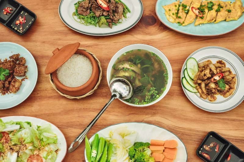 Tiệm Cơm Nhà Lá Đà Lạt với không gian dân dã và món ăn ngon Tiệm Cơm Nhà Lá