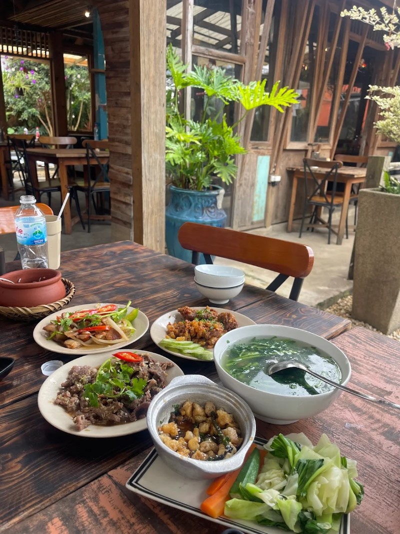 Tiệm Cơm Nhà Lá Đà Lạt với không gian dân dã và món ăn ngon Tiệm Cơm Nhà Lá